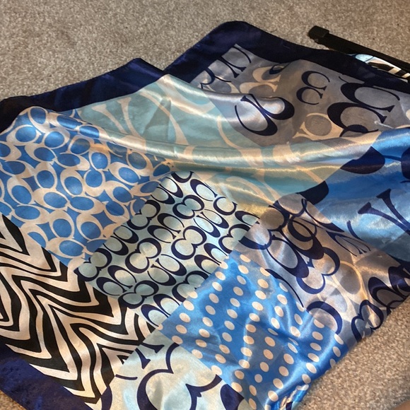 COACH scarf in great condition! Perfect light scarf for fall - Picture 3 of 4